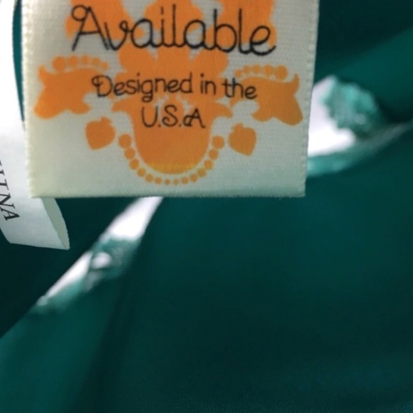 Green tank with fun detail - Picture 4 of 4